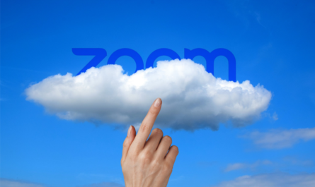 Ett finger som pekar på ett moln som bär Zoom logotypen